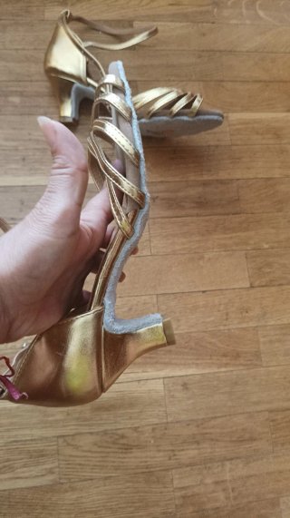 Zapatos de baile dorados sin estrenar