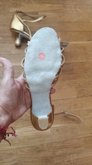 Zapatos de baile dorados sin estrenar