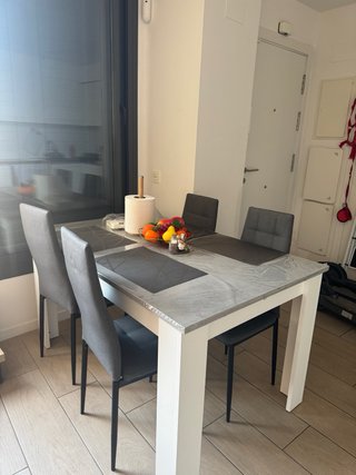Comedor gris y blanco, Negociable