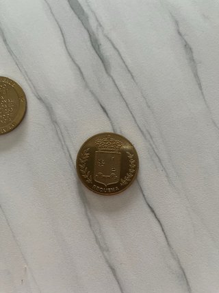 Monedas con escudo y corona