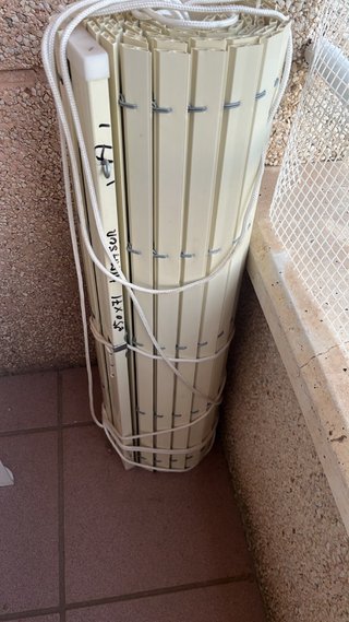 Cortina enrollable beige de plástico