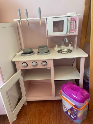 Cocinita de madera rosa