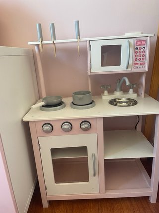 Cocinita de madera rosa