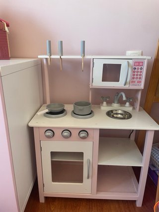 Cocinita de madera rosa