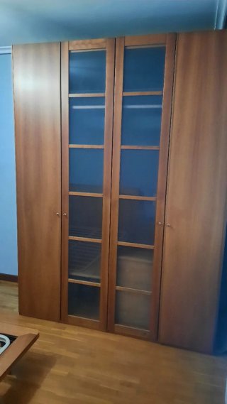 Armario de madera marrón