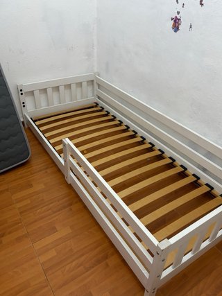 Cama infantil blanca con barreras