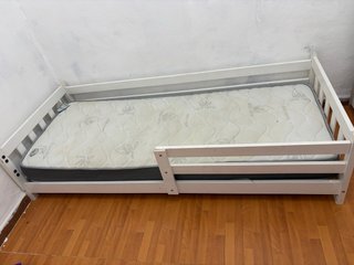 Cama infantil blanca con barreras
