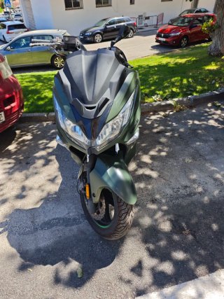 Kawasaki J125 Maxi Scooter Verde y Negro
