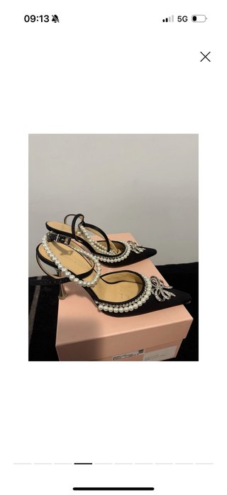 Scarpe nere con perle e fiocco