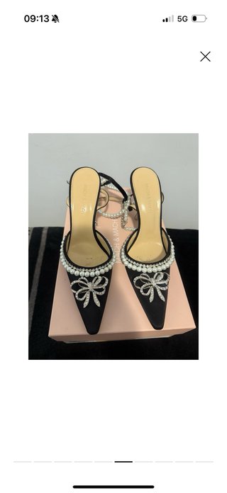 Scarpe nere con perle e fiocco