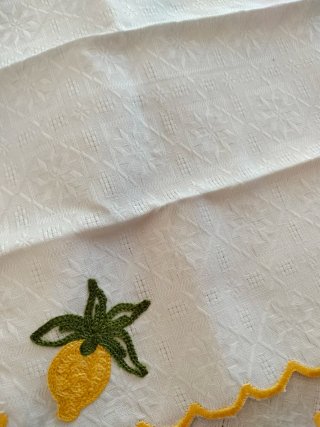 Tovagliette in lino con limoni e tovagliolo