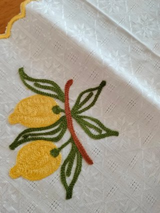 Tovagliette in lino con limoni e tovagliolo