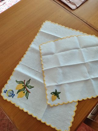 Tovagliette in lino con limoni e tovagliolo