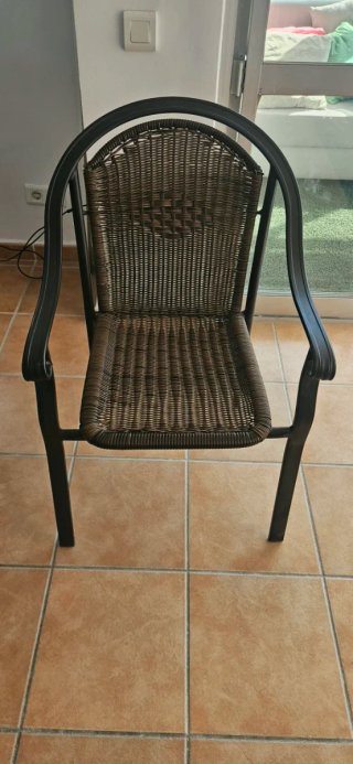 Sillas de aluminio y mimbre marrones