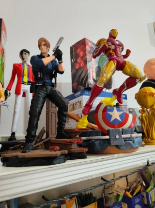 Statua Resident Evil Requiem Leon S. Kennedy