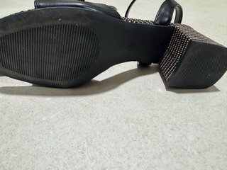 Sandalias tacón fantasía negro y beige talla 40