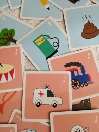 Guess What! Juego de Mímica y Sonidos