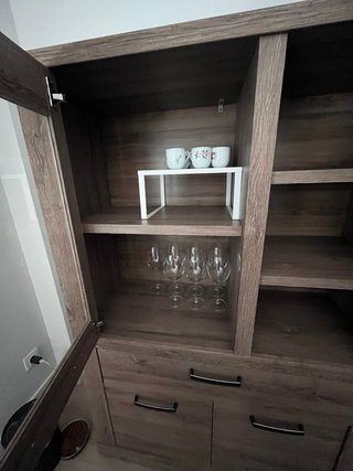 Aparador de salón con vitrina y cajones