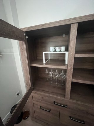 Aparador de salón con vitrina y cajones