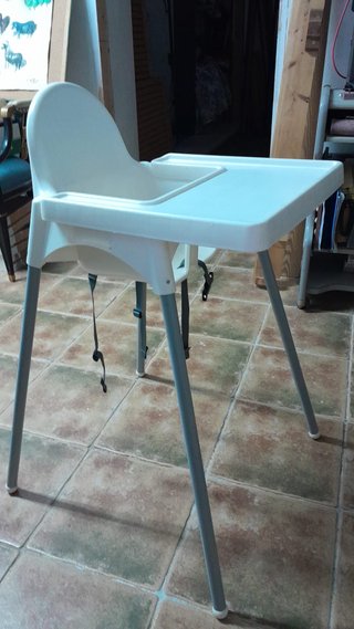 Trona blanca con bandeja
