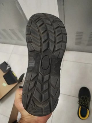 Botas de seguridad negras y amarillas