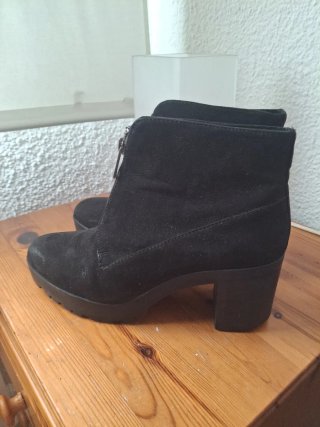 Botines negros con cremallera