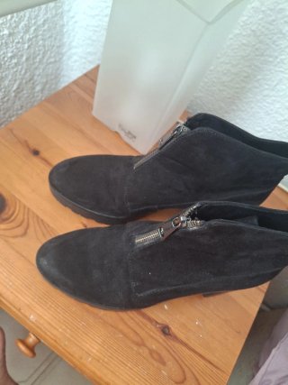 Botines negros con cremallera