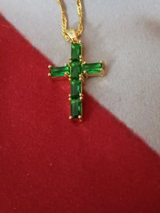 Colgante Cruz Esmeraldas y Pulsera a juego.
