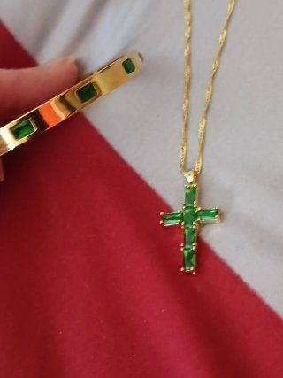 Colgante Cruz Esmeraldas y Pulsera a juego.