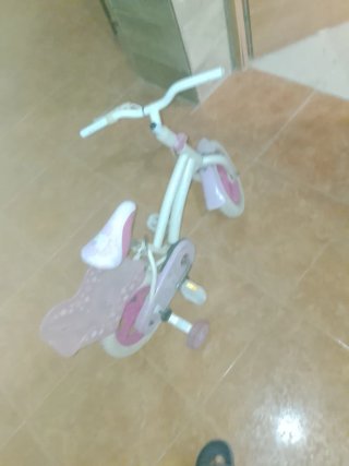 Bicicleta infantil rosa y blanca