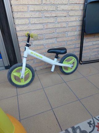 Bici sin pedales B'TWIN blanca y verde