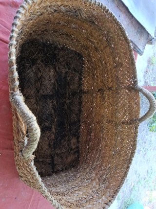 Cesto de esparto para leña