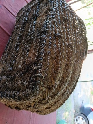 Cesto de esparto para leña