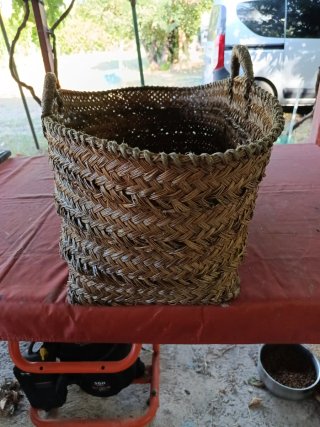 Cesto de esparto para leña