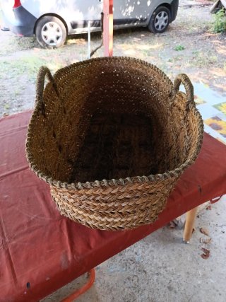 Cesto de esparto para leña