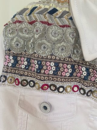 Chaqueta vaquera elastica bordada con  apliques
