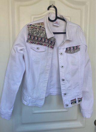 Chaqueta vaquera elastica bordada con  apliques