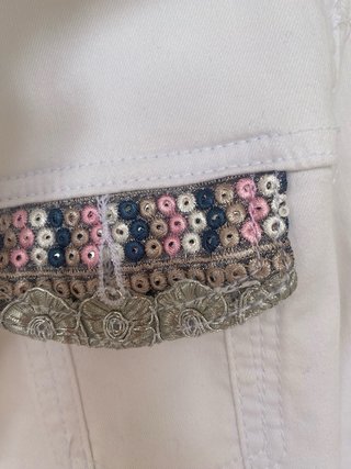 Chaqueta vaquera elastica bordada con  apliques