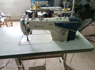 Mecánico de máquinas de coser industriales.