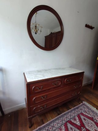 Cómoda de madera con tapa de mármol