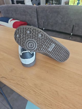 Zapatillas tipo adidas talla 33.