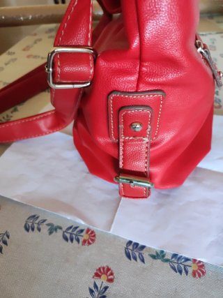Bolso de hombro rojo