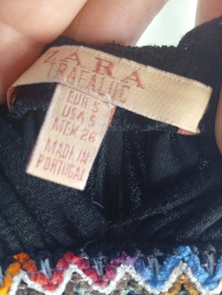 Vestido negro con detalles multicolor
