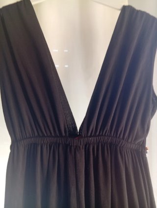 Vestido negro con detalles multicolor