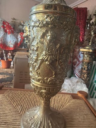 Preciosa Jarra antigua de bronce con figuras