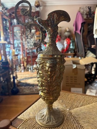 Preciosa Jarra antigua de bronce con figuras