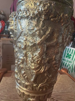 Preciosa Jarra antigua de bronce con figuras