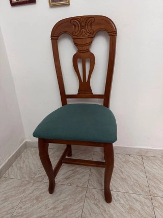 Sillas de madera con asiento tapizado