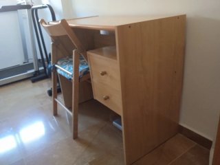 Escritorio y silla de madera
