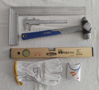 ESCUADRA, CALIBRADOR, MARTILLO, NIVEL + REGALO.